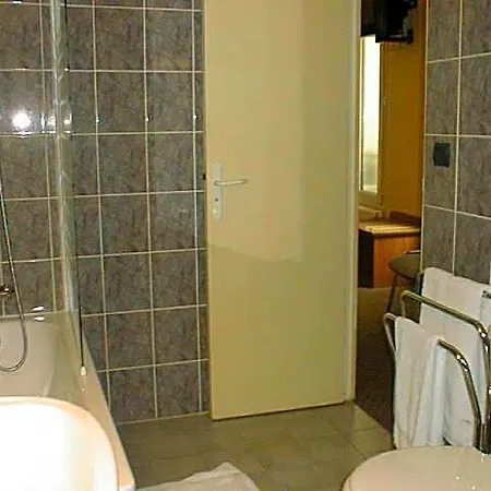 Hotel Ferney République Paris