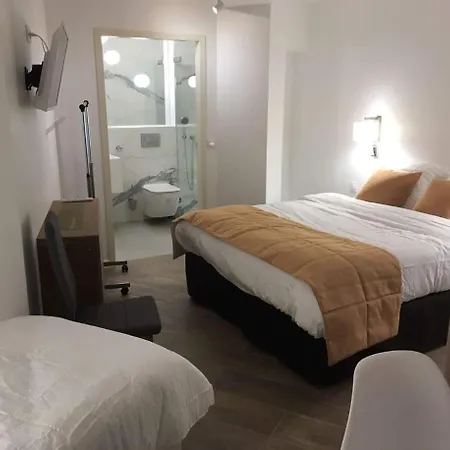 Hotel Ferney Republique Paryż