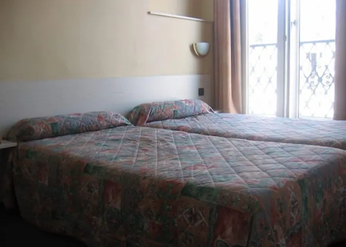 Hotell Ferney Republique *
